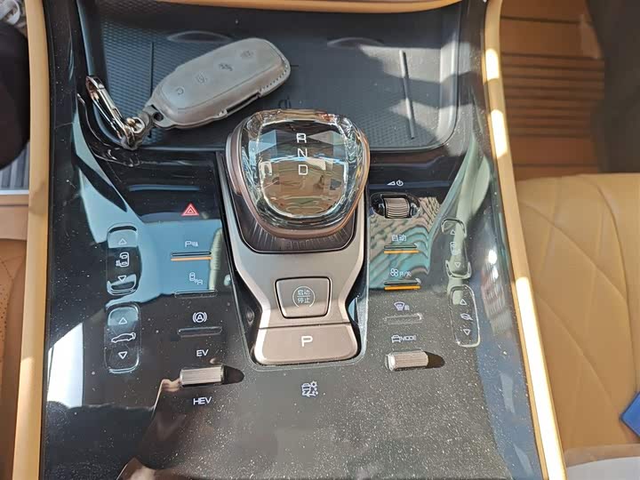 Фото 7 - Denza D9