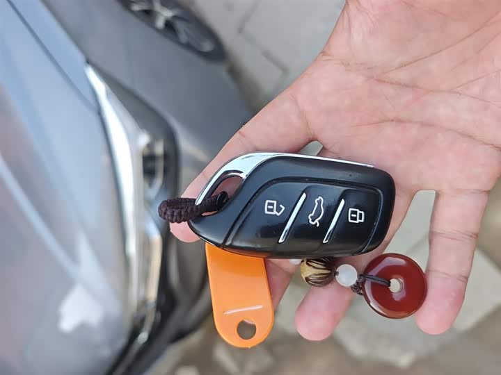 Фото 9 - Roewe i5