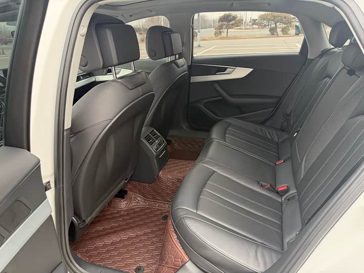 Фото 9 - Audi A4L