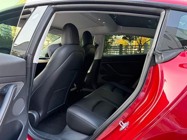 Фото 2 - Tesla Model 3