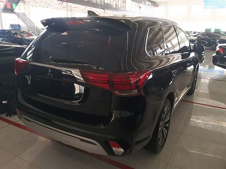 Фото 7 - Mitsubishi Outlander