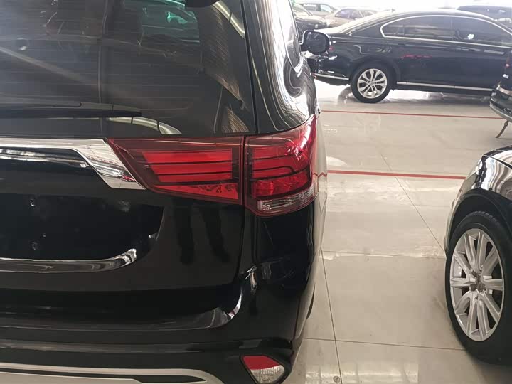 Фото 8 - Mitsubishi Outlander