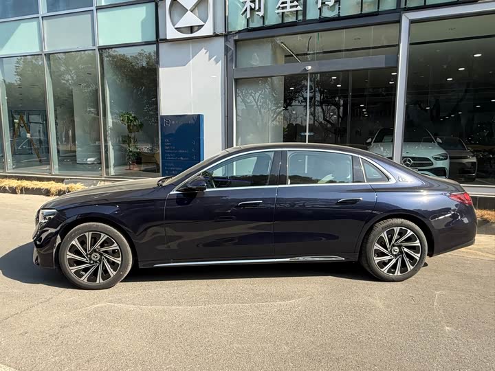 Фото 3 - Mercedes-Benz E-Class