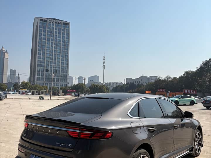 Фото 3 - Geely Preface