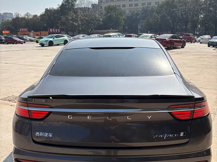 Фото 4 - Geely Preface