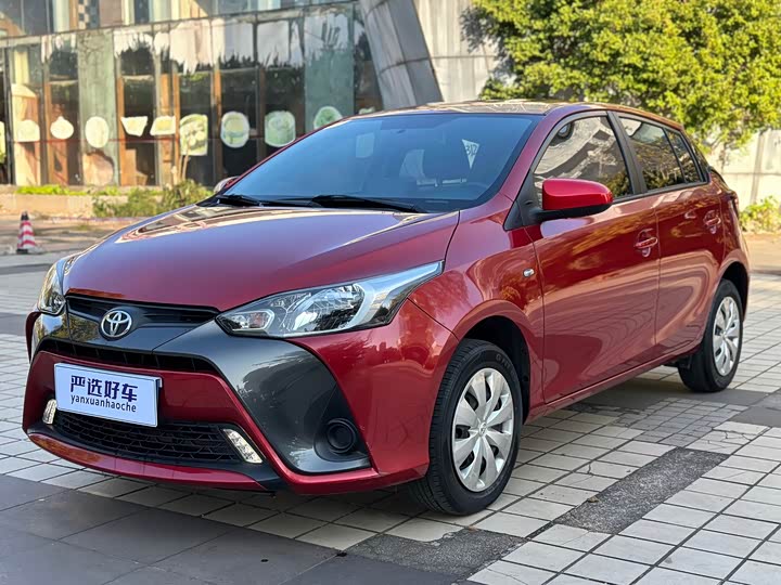 Фото 1 - Toyota Yaris L Hatchback