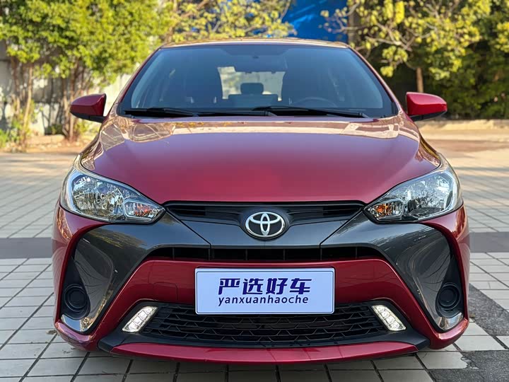 Фото 2 - Toyota Yaris L Hatchback