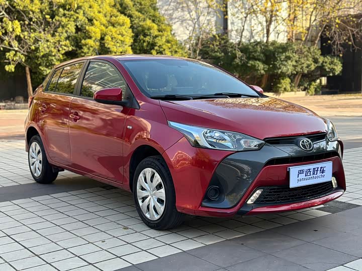 Фото 3 - Toyota Yaris L Hatchback