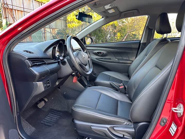 Фото 4 - Toyota Yaris L Hatchback