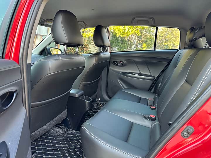 Фото 5 - Toyota Yaris L Hatchback