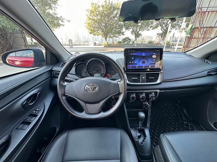 Фото 6 - Toyota Yaris L Hatchback