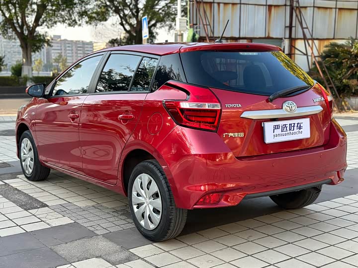 Фото 7 - Toyota Yaris L Hatchback