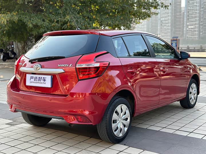Фото 9 - Toyota Yaris L Hatchback