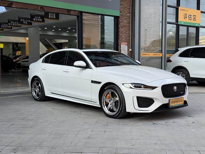 Фото 3 - Jaguar XE L