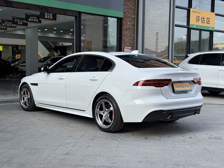Фото 6 - Jaguar XE L