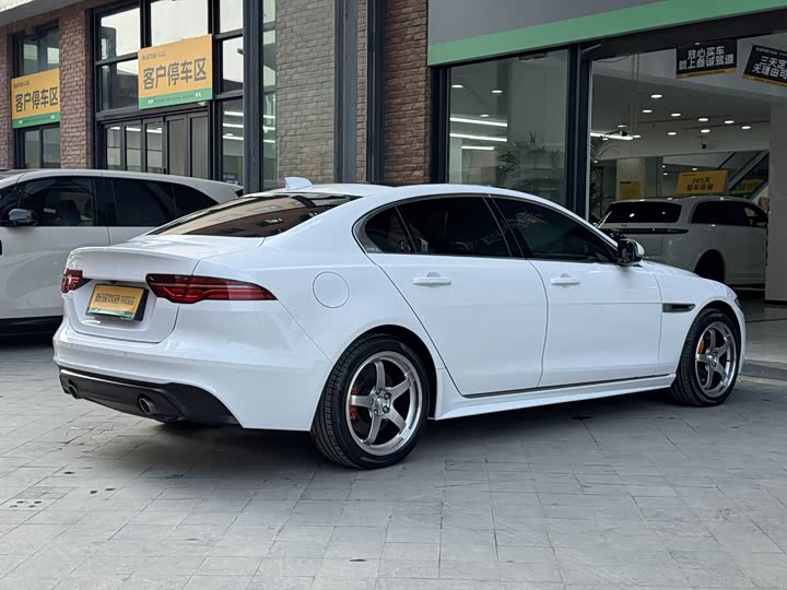 Фото 7 - Jaguar XE L