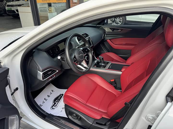 Фото 8 - Jaguar XE L