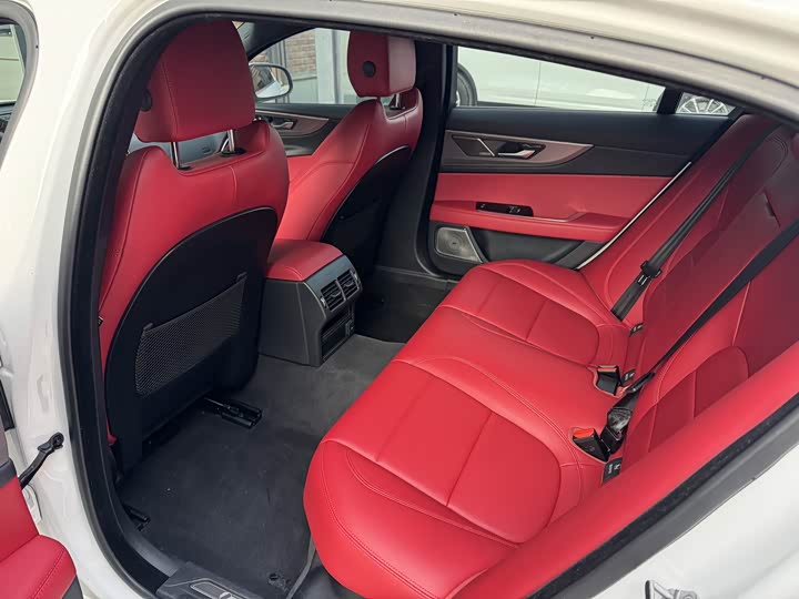 Фото 9 - Jaguar XE L