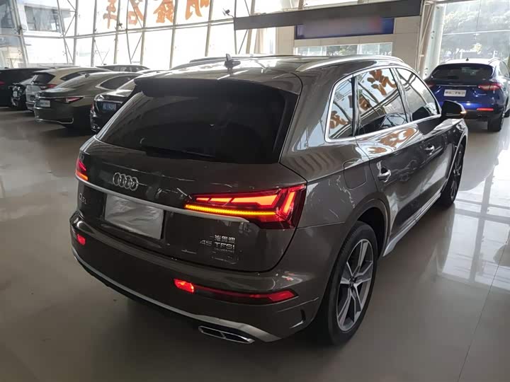 Фото 8 - Audi Q5L