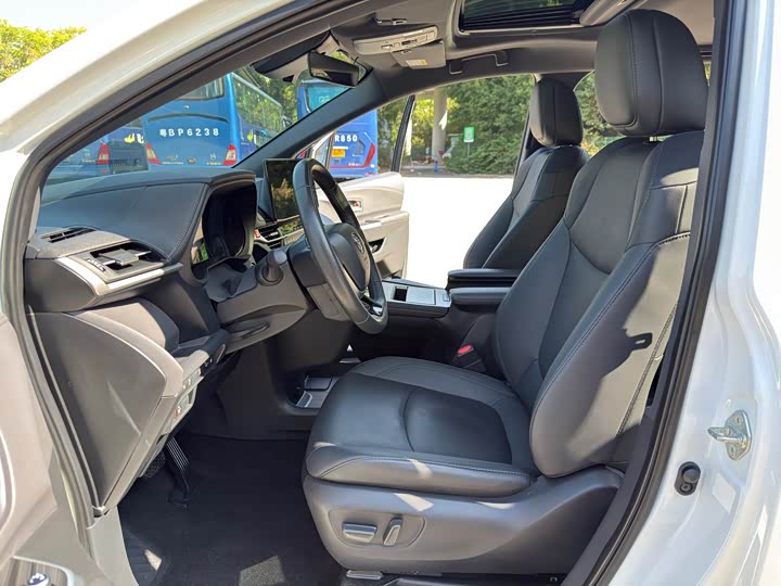 Фото 6 - Toyota Sienna