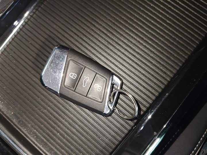 Фото 9 - Volkswagen Passat Hybrid