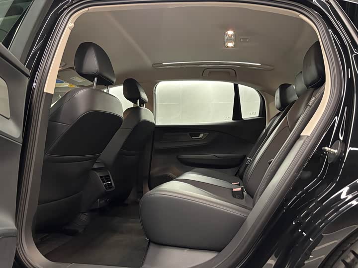 Фото 8 - Hongqi E-QM5