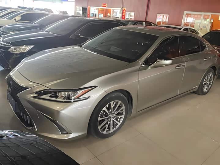 Фото 1 - Lexus ES