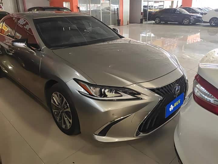 Фото 2 - Lexus ES