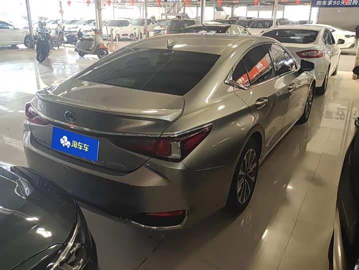 Фото 3 - Lexus ES