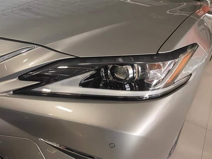 Фото 5 - Lexus ES