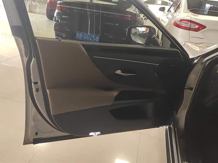 Фото 7 - Lexus ES