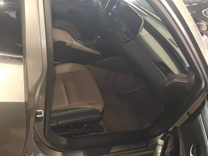 Фото 8 - Lexus ES