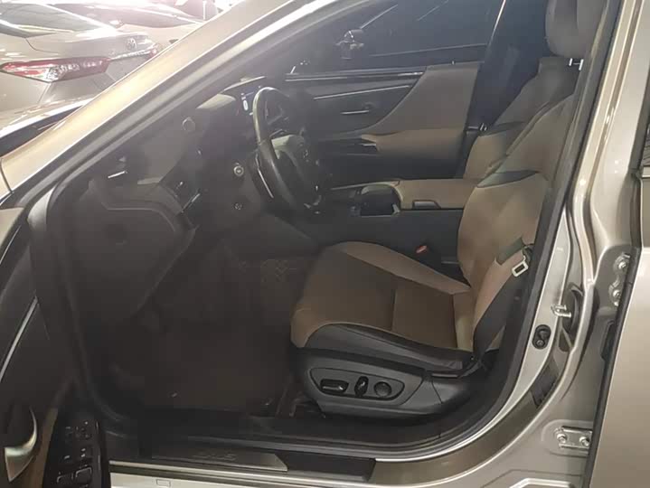 Фото 9 - Lexus ES