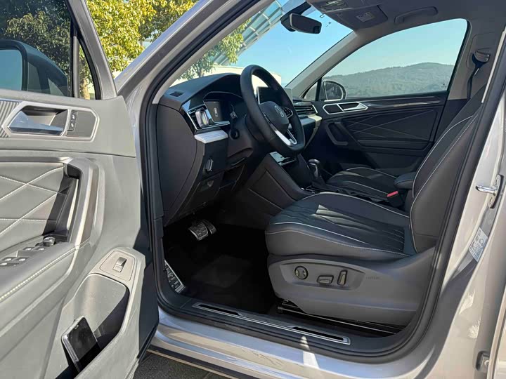 Фото 4 - Volkswagen Tiguan L Pro