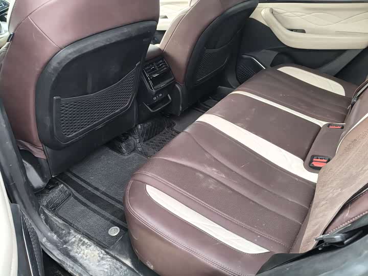 Фото 9 - Geely Monjaro