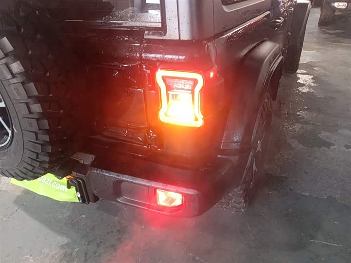 Фото 8 - Jeep Wrangler