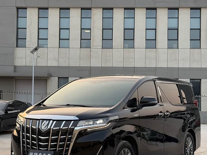 Фото 1 - Toyota Alphard