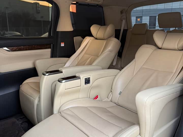 Фото 6 - Toyota Alphard