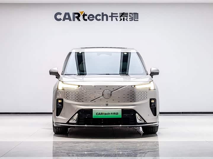 Фото 2 - Volvo EM90