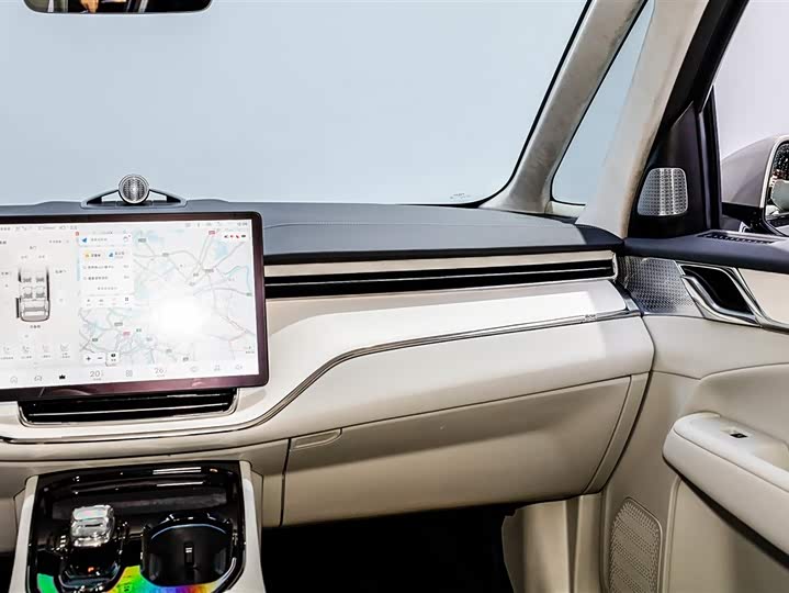 Фото 3 - Volvo EM90