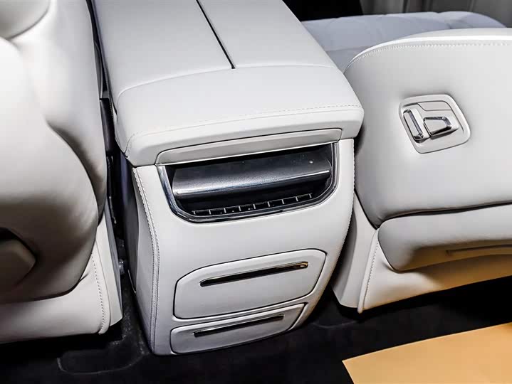 Фото 4 - Volvo EM90