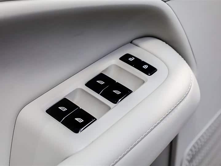 Фото 6 - Volvo EM90