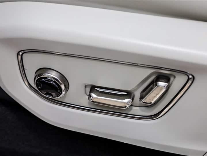 Фото 8 - Volvo EM90