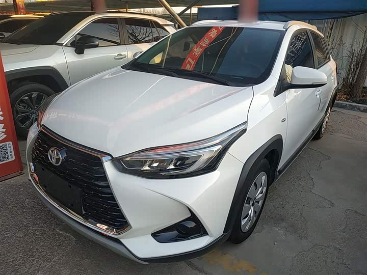 Фото 2 - Toyota Yaris L Hatchback