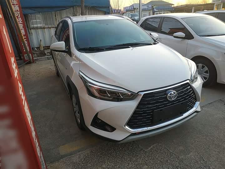 Фото 4 - Toyota Yaris L Hatchback