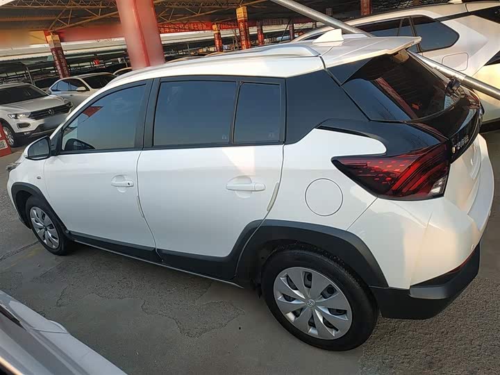 Фото 5 - Toyota Yaris L Hatchback