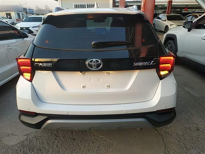 Фото 6 - Toyota Yaris L Hatchback