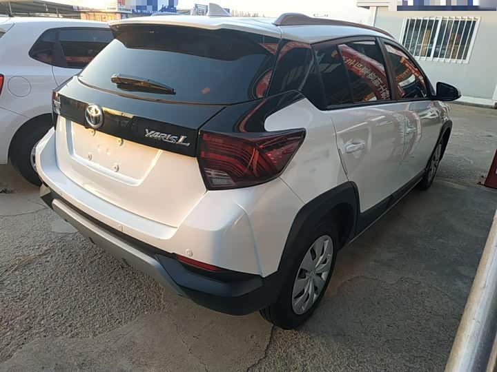 Фото 7 - Toyota Yaris L Hatchback