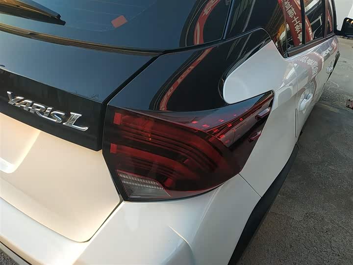 Фото 8 - Toyota Yaris L Hatchback