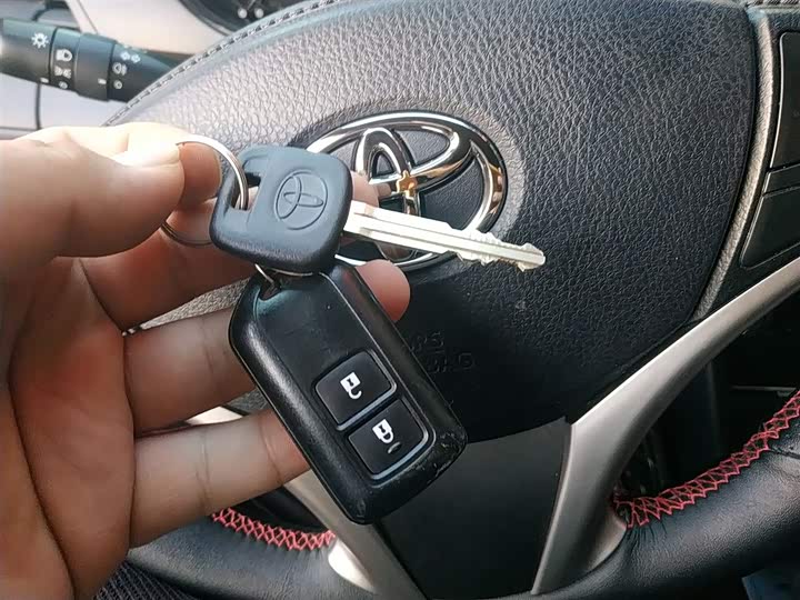 Фото 9 - Toyota Yaris L Hatchback